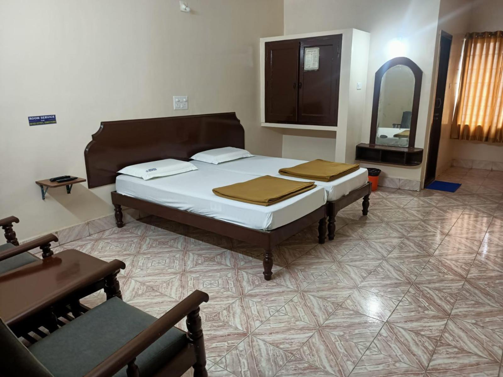 Arihanth Deluxe Lodge Shimoga Exterior photo