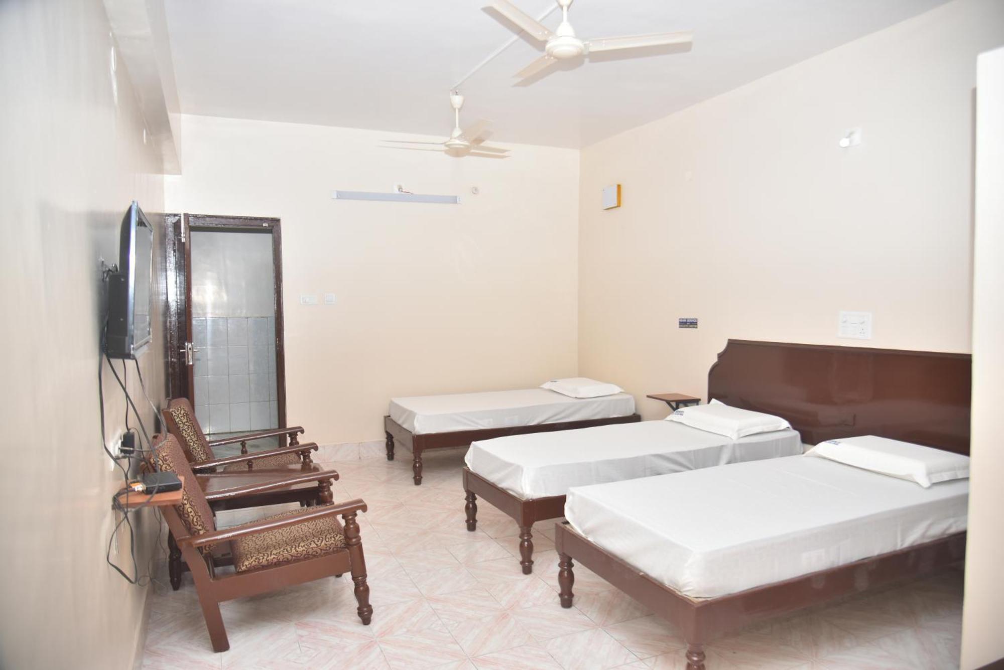 Arihanth Deluxe Lodge Shimoga Exterior photo