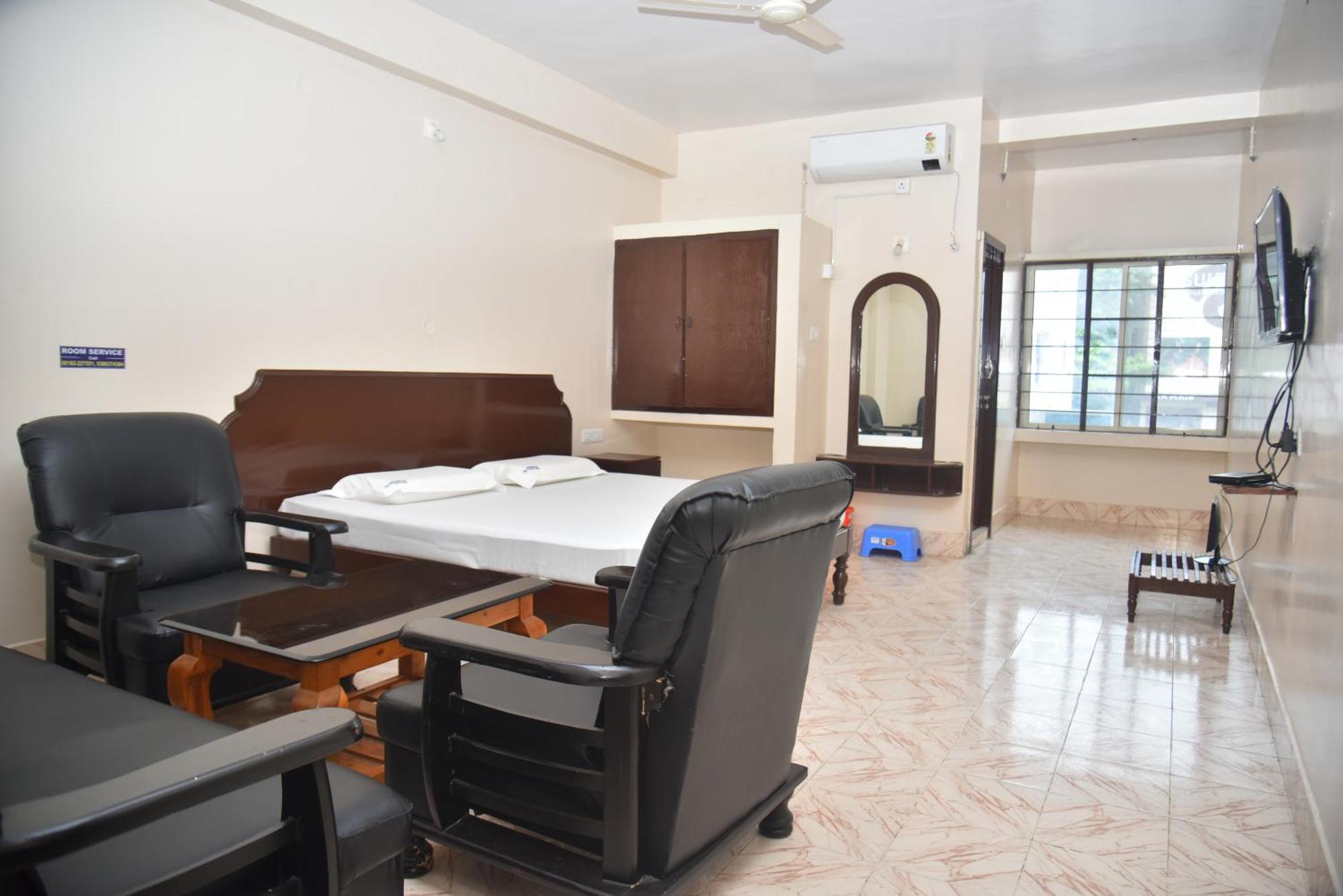 Arihanth Deluxe Lodge Shimoga Exterior photo