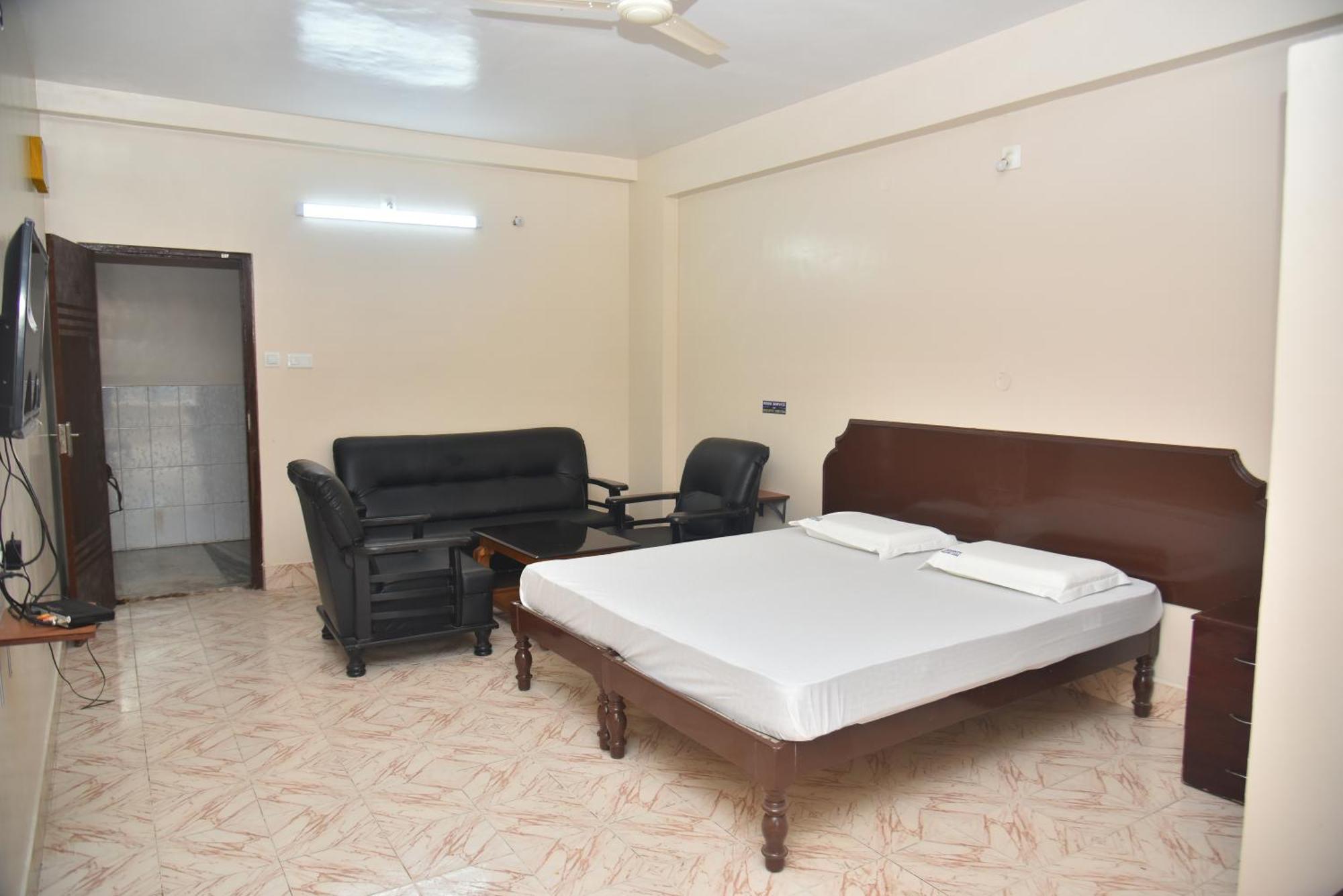 Arihanth Deluxe Lodge Shimoga Exterior photo